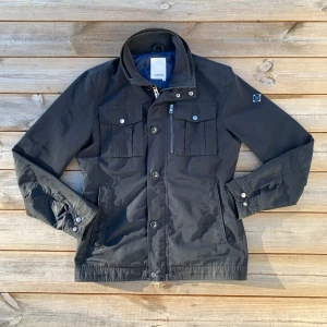 J.Lindeberg field jacket - Trendig J.Lindeberg jacka! | Den är i använt skick som kan ses på bilden, den har ett litet hål som syns på tredje bild men är i princip osynlig vid användning! | Storlek M men sitter lite mindre så S ish! | Ställ gärna innan du köper!