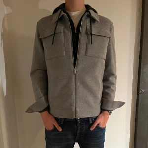 Jack & Jones Overshirt - Säljer denna overshirt från Jack & Jones perfekt nu till hösten! 🍂 Knappt använd och därmed i toppskick. Nypris ligger på runt 1100. Mitt pris: 499. Hör av er vid frågor!