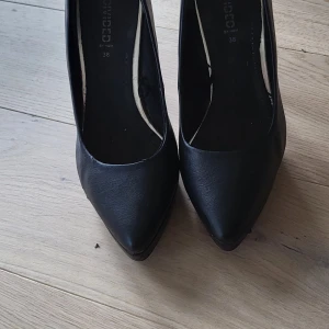 Ett par skor storlek 38 - Ett par svart färg skor storlek 38