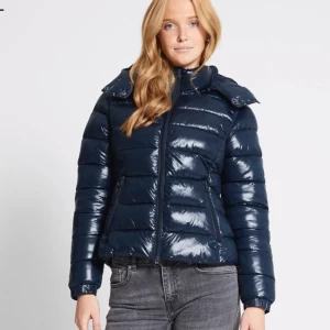 Lager 157 jacka Nikki - Säljer den helt slutsålda populära pufferjackan från lager 157. Den blå färgen i storlek xs. Helt oanvänd med lapparna kvar ☺️