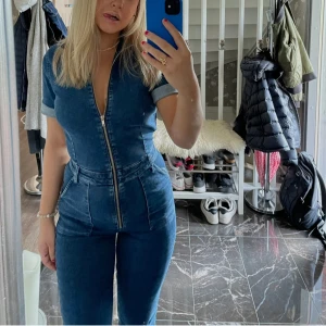 Denim jumpsuit Mango  - Inköpt 2022, från början 750kr. Endast kommit till användning ett fåtal gånger, fint skick. Väldigt stretchig så kan passa både XS-M, beroende på preferens. 