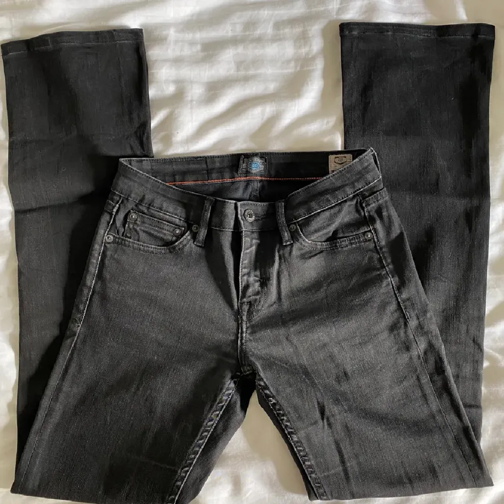 Svarta lågmidjade jeans från i bootcut modell. Kan ej ha på mig dem då dem inte passar mig mig längre. Storlek: W27 L33.. Jeans & Byxor.