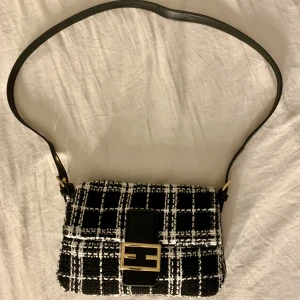 Söt väska - Vet inte riktigt vart den är köpt, banden går att ändra hur du vill ha den. Kom privat för mer!💗