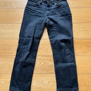 Svarta jeans från Lee - storlek 31/32 - Säljer ett par svarta jeans från Lee i storlek 31/32. De har en klassisk straight passform och är tillverkade i bomull. Perfekta för både vardag och fest! 🖤