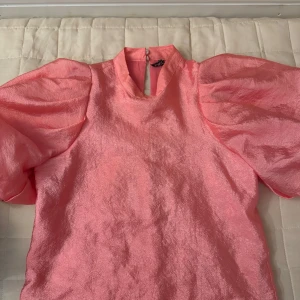 Gullig rosa topp - Jättegullig rosa topp med puffärmar💞💞 Storlek XS men passar även S😋