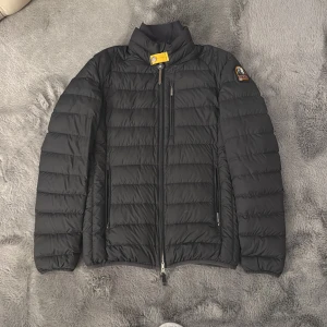 Parajumper Jacka - Jättebra skick, inte alls använd. Från para jumpers hemsida. Stl XS men passar för mindre och större stlar. köpt för 3000-4000