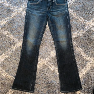 Spodnie vienus jeans - Är i jätte bra skick och endast använd fåtal gånger. Säljer för att de är för små för mig. Tillverkade i Japan. Har ett foder på insidan (endast på rumpan) som syns i sista bilden Midjevidd 37cm Benbredd 21cm Innerben 75cm Insida ben högst upp 22,5cm