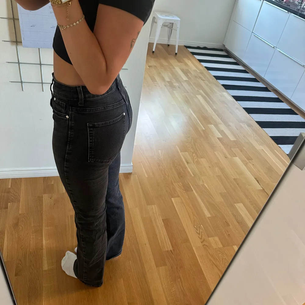 Säljer dessa jeans från hm. Kommer inte till användning längre men så fina.  ( 2 små fläckar som ni kan se på bild 3.) Stl. 34, midwaist & svart/urtvättad färg Köpta för 349kr. Jeans & Byxor.