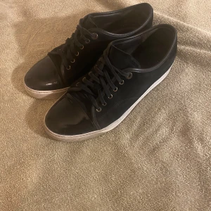 Lanvin skor - Tja säljer mina lanvin Captoe då jag inte tycker om dom längre som ni ser är skicket på top och inga defekter förutom någon liten skråma på längst ut på tån. Dustbag eller box ingår ej där av priset. Bara att höra av sig vid minsta lilla fundering!