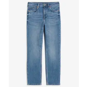 Ett par ankellånga 5-ficksjeans i lätt stretchig bomullsdenim med hög midja från H&M.  Denimblå.  Jeansen har smal passform och raka ben.  Strl 44 (De ser något mörkare ut på bilderna på mattan.) Nya, aldrig använda!