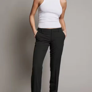 BikBok kostym byxor - Dom populära lågmidjade bikbok kostym byxor. Helt nytt skick, knappt använda då dom inte passa mig riktigt. I storlek 38, ny pris 500 kr. Dom är i modellen petite Vera😊