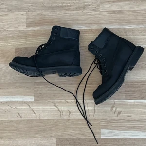 Svarta kängor från Timberland - Säljer ett par svarta kängor från Timberland i skinn.  Nypris 2199kr. 
