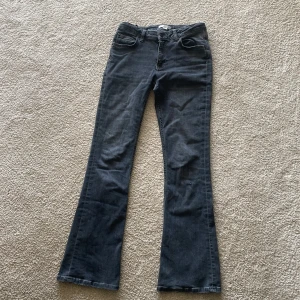 Lågmidjade bootcut jeans - Säljer ett par boot cut jeans då de är för små💕 Passar någon som är typ 160 lång! De har gått upp pyttelite vid vänstra knät (bild 3) men det är inget som syns
