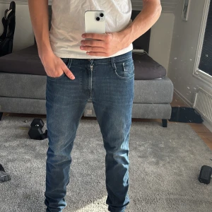 Replay anbass jeans - Jag säljer mina tre replay jeans som jag inte längre använder 400kr st och om du köper alla tre får du dem för 1000kr Alla är i st 32 förutom dem ljusgråa som är i 31
