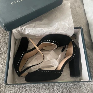 Klackar  - Super söta klackar köpta från Zalando i märket ”pier-one” använda en kväll i 2-3 timmar under ett bröllop, så dom är fortfarande i jätte fint skick, boxen medföljer 💞