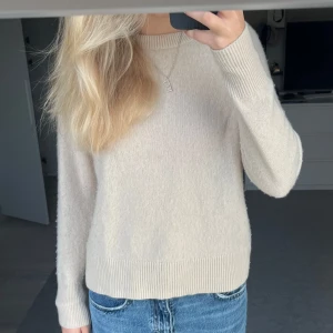 Kashmir tröja - Kashmir tröja från From Future i färgen sand. 