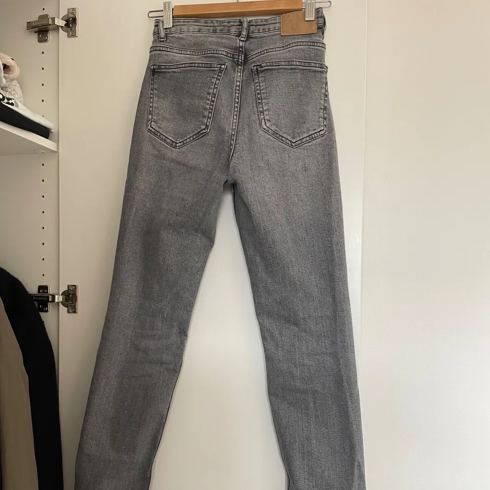 Gråa jeans, Stl 34. Jeansen är i fint skick. Har däremot slitage längst ner på vänster ben. . Jeans & Byxor.