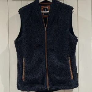 Fleeceväst  - Säljer denna sjukt snygga Teddy västen ifrån märket Hansen&Jacob. Extremt bra skick utan några defekter. Nypris 1599. Bara att skriva vid funderingar 🙌