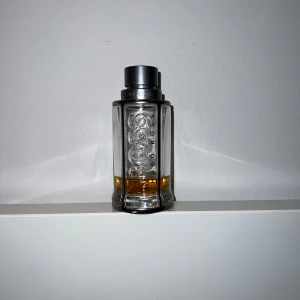 Hugo Boss the scent - Tja, säljer nu denna eftertraktade Hugo Boss perfumen. Den är perfekt nu inför vintern. Det är cirka 20 ml kvar av 100 ml.  Vid frågor eller funderinfar är der bara att kontakta mig! 🤝