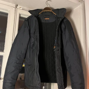 ASPESI höstjacka, strl M - Bra skick inga defekter. Infällbar luva. Storlek M. Marinblå Passar bra till hösten men kan även funka i vinter beroende på vad man har under då den är rätt varm. Skriv för fler bilder eller mått 