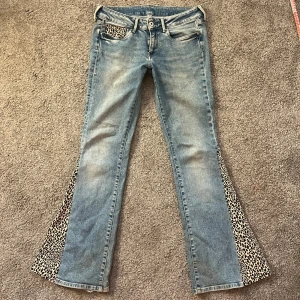 Leopard jeans - Lowwaist leopard bootcut jeans. Mått: innerben 79, midja 39. Använda ca 3 gånger så bra skick utan några defekter.