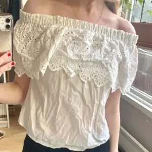 Off shoulder topp från Gina tricot, köpt för några år sen men kom inte till användning. Stryker den självklart innan frakt!!