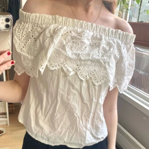 Topp - Off shoulder topp från Gina tricot, köpt för några år sen men kom inte till användning. Stryker den självklart innan frakt!!