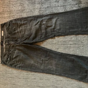Guess byxor - Tvär nice guess jeans i baggy/bootcut fit, super nice kondition förutom att en knappt är lite sne,