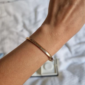 Guldigt Daniel Wellington armband  - Guldig Daniel Wellington armband som ärvs men tyvärr inte passar,  se bilder för sick