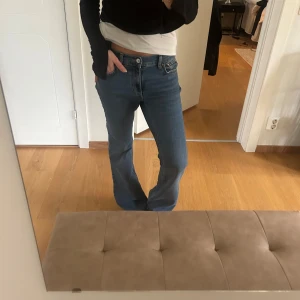 Blå jeans - Säljer ett par blå jeans i bootcut. Jeansen är i bra skick och från Gina! 