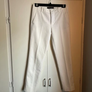 Vita kostymbyxor från Zara Woman - Säljer ett par vita kostymbyxor från Zara. Jättefina o h superskönt men kommer tyvärr inte till användning. 💕🥰🤍