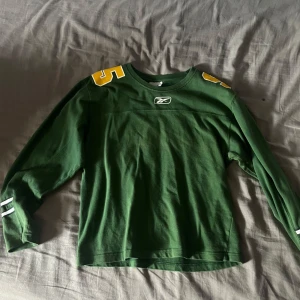 Y2k sweatshirt  - Feeeet tröjja lite croped, men säljer för använder aldrig😝😝😝