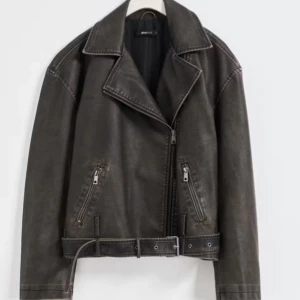 Oversized Skinnjacka Gina Tricot - Oversized skinnjacka i läderimitation med skärp i midjan. Jackan är svartgrå och har urtvättad look.   Aldrig använd, helt nyinköpt 💫