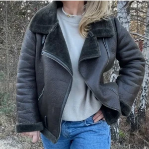 Läderjacka  - Den är strl M men passar även S.  Super snygg läderjacka som passar perfekt till vintern. Använd några gånger.