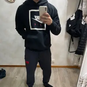 Nästan aldrig använd Nike hoodie i storlek S. Ren och bekväm perfekt för de kommande kalla vädret