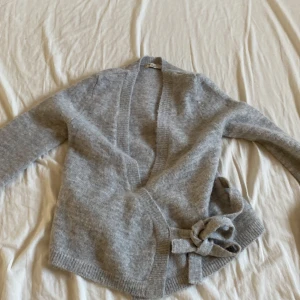 Jätte eftertraktad stickad tröja från Gina tricot, har inte kommit till användning❤️❤️ - Tröjan har bara anväds ett fåtal gånger och är i bra skick!