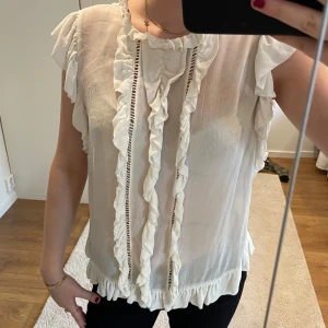 Blus - Fin blus som inte används så mycket! Finns ingen märke på den eller storlek, men gissar på att det är storlek S💕