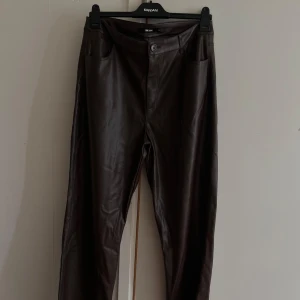 Skinnbyxor  - Bruna skinnbyxor från BikBok