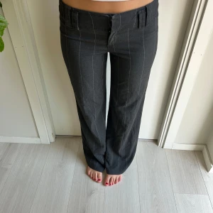 Randiga lågmidjade kostymbyxor  - Ett par snygga randiga lågmidjade kostymbyxor i bra kvalité! Jag är 170cm lång. 💓
