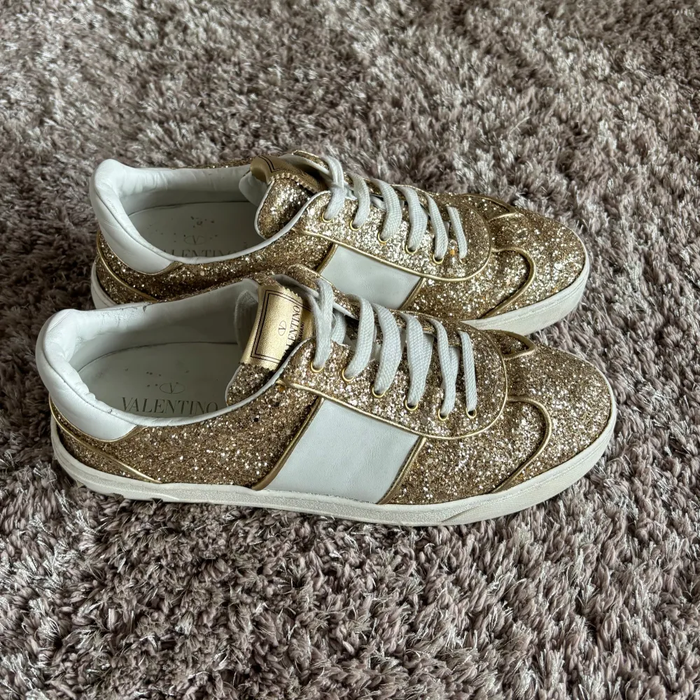 Valentino ”flycrew” i guldig färg med glitter. Väldigt efterfrågad modell. Storlek 41, väldigt fint skick, Skriv för mer bilder/info. Nypris ca 7000 (modellen säljs inte längre) :-. Skor.