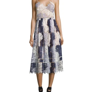 Self-Portrait spets klänning UK 6 - Klänning i spets med ett vackert mönster. Klänningen har en v-ringning och tunna axelband. Den är figursydd och har en A-linjeform. Klänningen är perfekt för en festlig tillställning som ett bröllop eller en romantisk kväll. Storlek UK 6