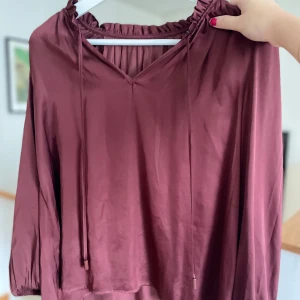 Röd blus! - Fin och elegant röd blus i silk likte material