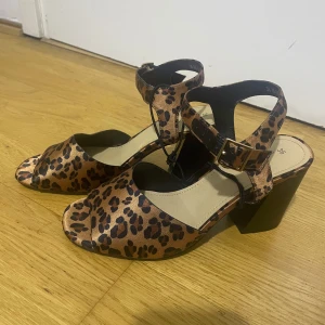Leopardmönstrade oanvända klackskor  - Helt nya och oanvända klackskor. Med det nya trendiga mönstret - leopard Nypris: 299 kr. Mitt pris: 150 kr.  