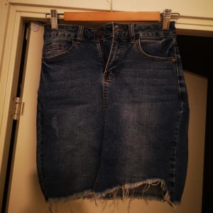 Jeanskjol - Använd ett fåtal gånger, fint skick 