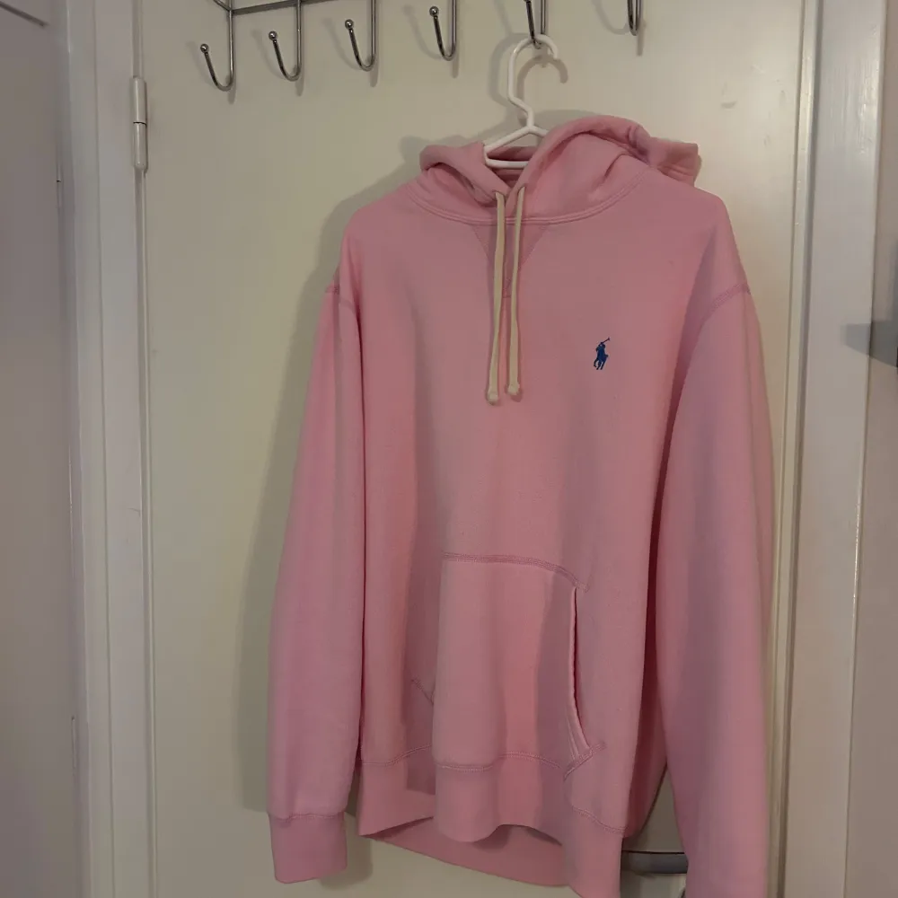 Säljer denna huvtröja från Ralph Lauren, nypris ca 2300kr. Sitter lite för tajt på mig därmed har den bara använts 2 gånger. Använder vanligtvis storlek L i mina kläder så den passar dig som vanligtvis bär M. Inga defekter!. Tröjor & Koftor.