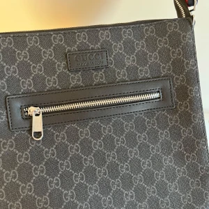 ”GG” Messenger bag - Säljer den för att jag inte använder den använd cirka 3-4 gånger, skick 9,5/10, dustbag ingår också, pris kan diskuteras vid snabb affär!  Kan bytas!