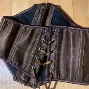 Brun korset Xs  - Brun korset Xs som jag andvände en gång för halloween föra året han inte kommit till andvänding annars 