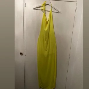Neon gul klänning - Storlek S, öppen rygg, skönt material. 