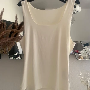 Snyggt vitt linne! - Fin elegant top med ett tjockt vit matrial.