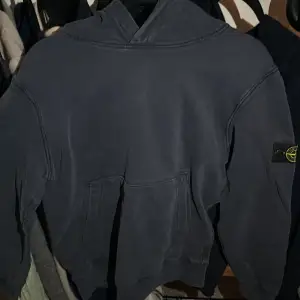 Stone island hoodie mörkblå mycket bra skick. Bra pris 999 ny pris 2300 kr